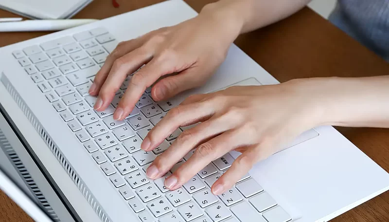 Gemini CLIのコマンドを入力しているユーザー